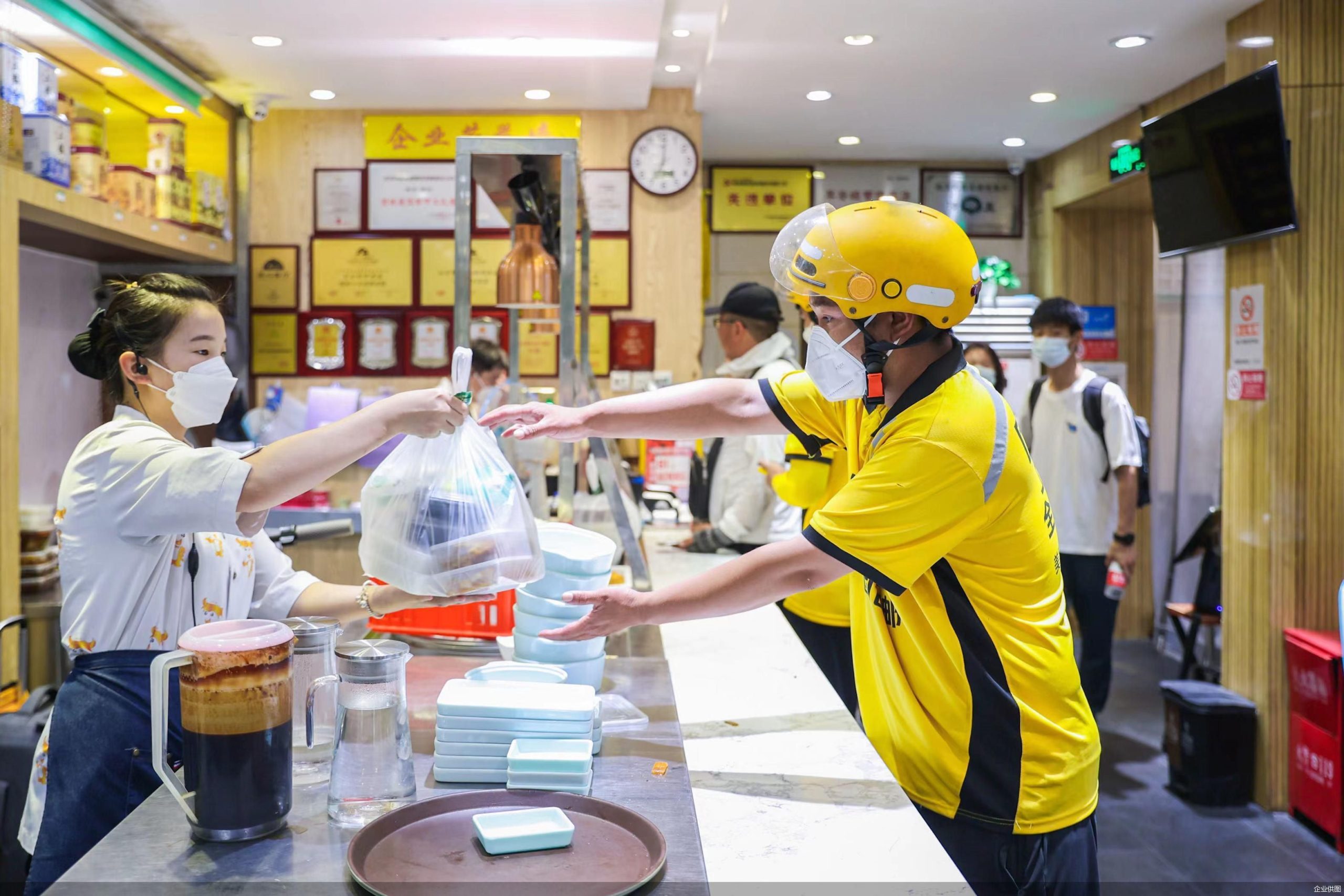 外卖平台的规模与服务器需求的关系
