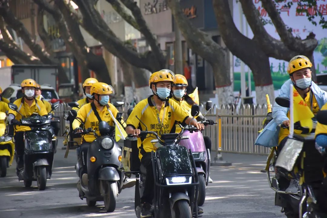 小哥了解不同方案及其费用