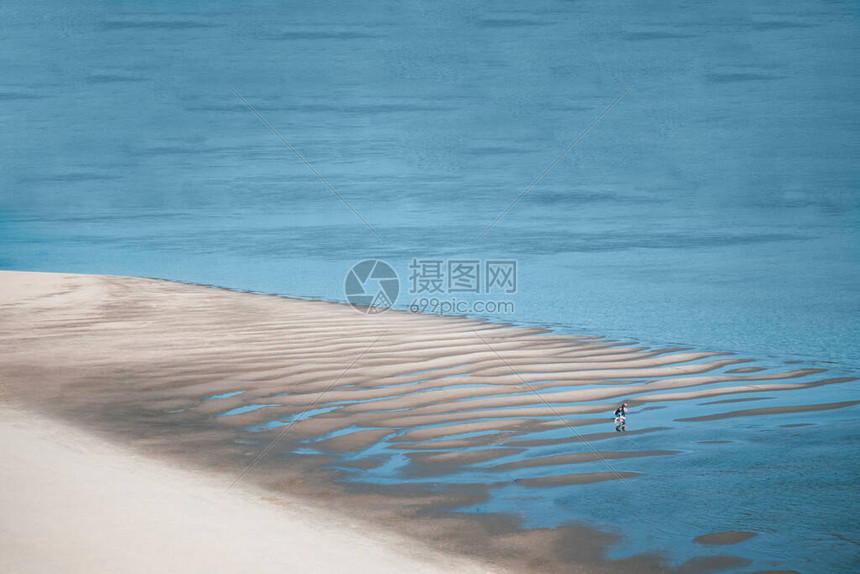 探索其真实身份的小说